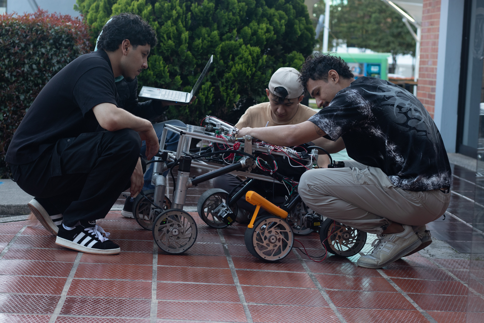 Equipo trabajando en el desarrollo del rover